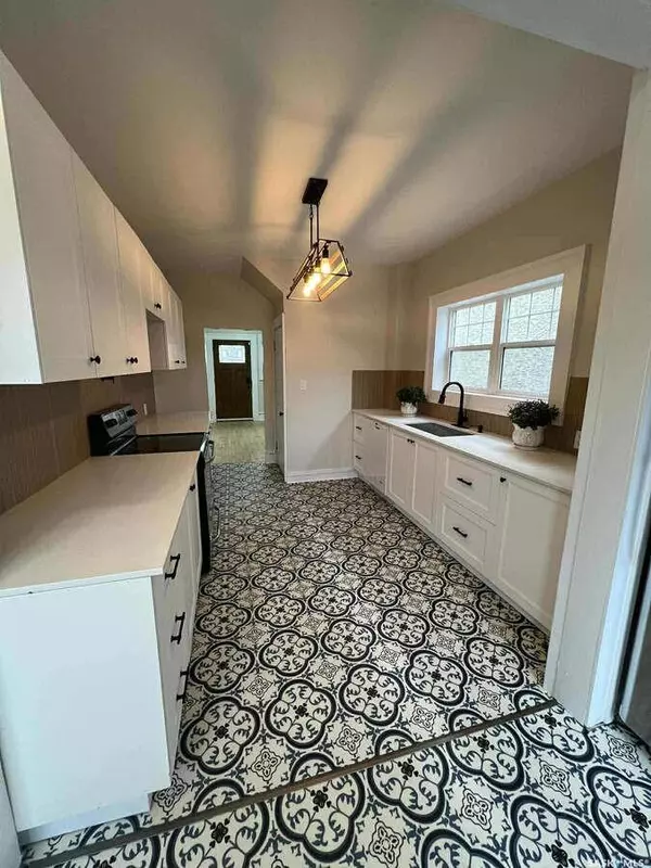 Moose Jaw, SK S6H 3Z5,1096 Algoma AVENUE