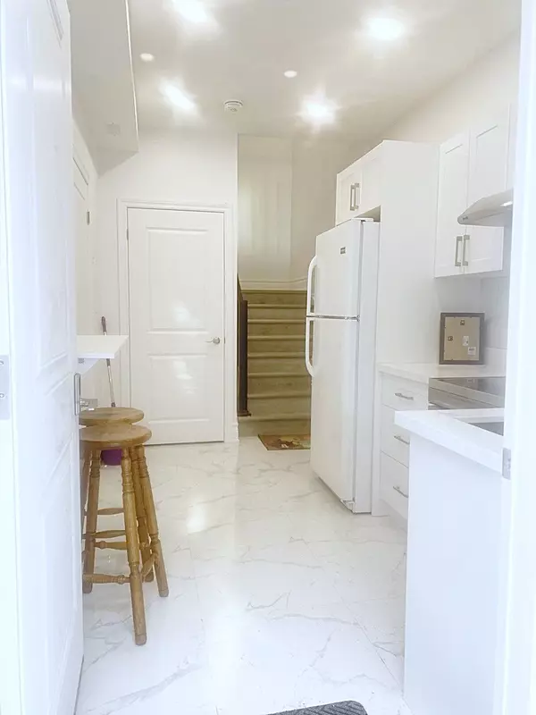 Toronto W02, ON M6H 1W7,81 Hallam ST #Room L201