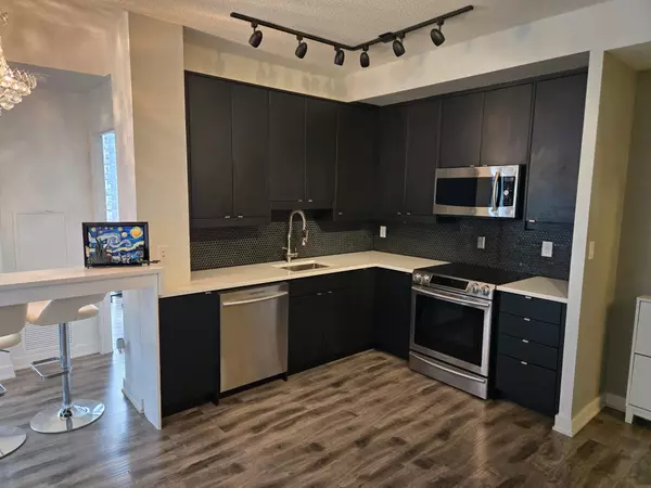 4070 Confederation Pkwy #2402, Mississauga, ON L5B 0E9