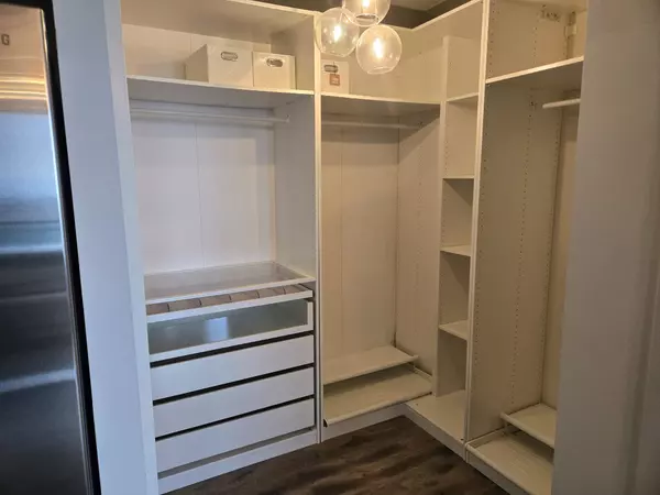 Mississauga, ON L5B 0E9,4070 Confederation Pkwy #2402