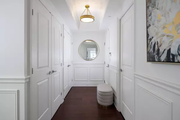 Oakville, ON L6L 0B4,3500 Lakeshore RD W #327