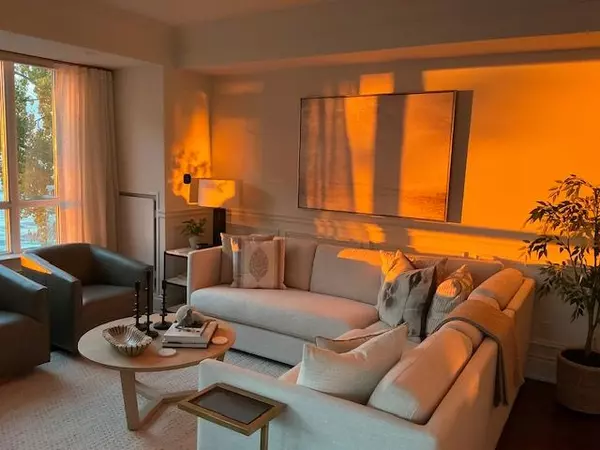 Oakville, ON L6L 0B4,3500 Lakeshore RD W #327