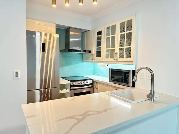 Toronto W06, ON M8V 4E9,2121 Lake Shore BLVD W #1010