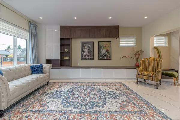 Oak Bay, BC V8R 5Y9,2328 Dunlevy St