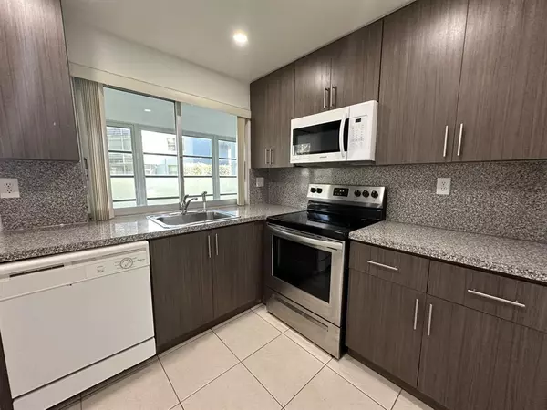 Tamarac, FL 33321,9401 Lime Bay Blvd #115