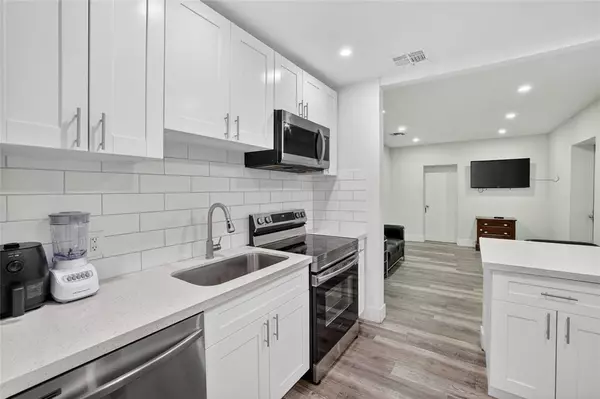 Oakland Park, FL 33309,617 NW 43rd Ct