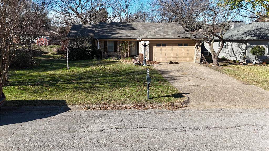 1605 Woodside Lane E, Cleburne, TX 76033
