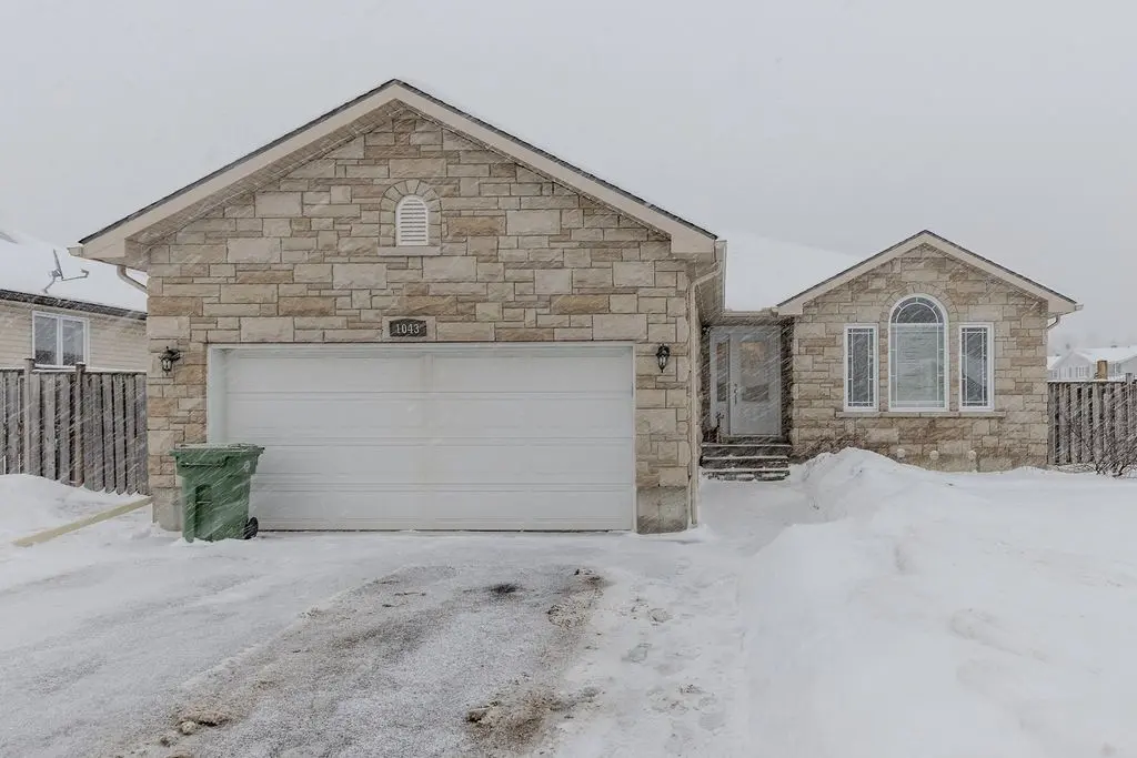 Petawawa, ON K8H 0A5,1043 Limestone TRL E