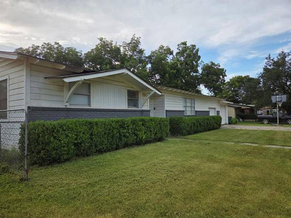 304 S Buffalo Street, Chico, TX 76431