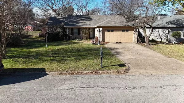 1605 Woodside Lane E, Cleburne, TX 76033