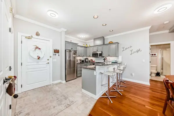 Calgary, AB T2S 2V8,2320 Erlton ST SW #301