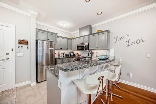 Calgary, AB T2S 2V8,2320 Erlton ST SW #301