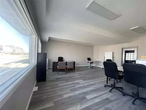 Winnipeg, MB R3E 0E3,984 Sargent AVE