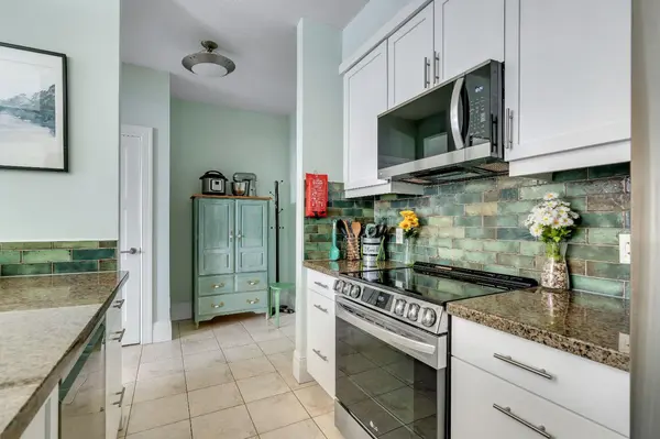 Calgary, AB T2N 2W4,518 33 ST NW #304