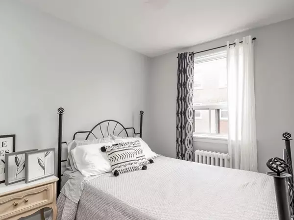 Burlington, ON L7R 1G4,2128 Harris CRES #10