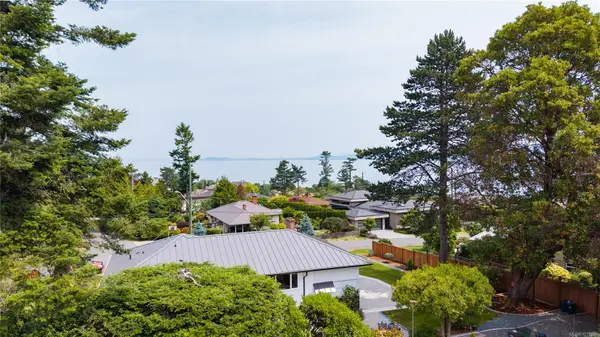 Saanich, BC V8N 4S4,2059 Saltair Pl