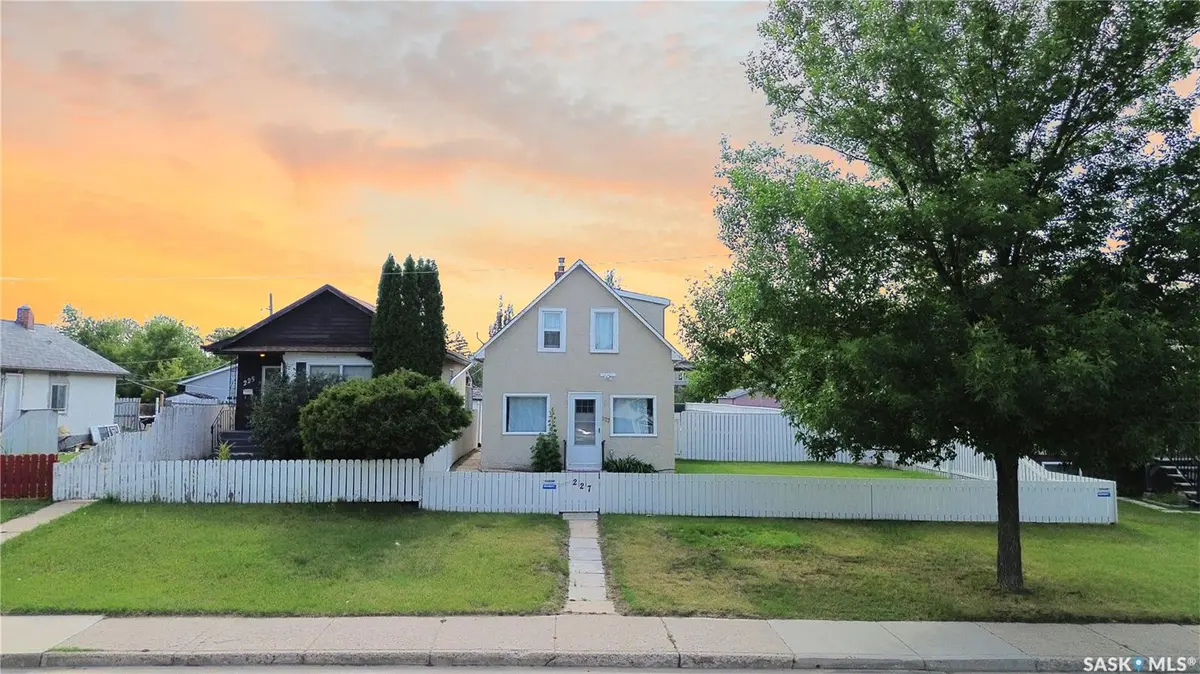 227 M AVENUE N, Saskatoon, SK S7L 2S2