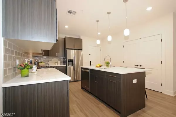 Morristown Town, NJ 07960,30 Court St A 201