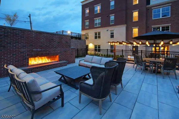 Morristown Town, NJ 07960,30 Court St  G 406