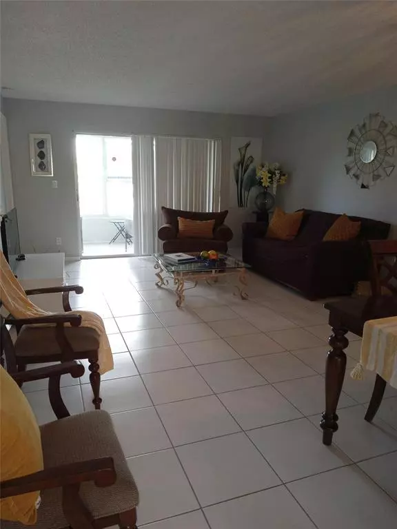 Sunrise, FL 33322,9020 Sunrise Lakes Blvd #304