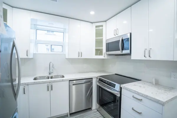 Mississauga, ON L5H 1L5,19 Queen ST W #1