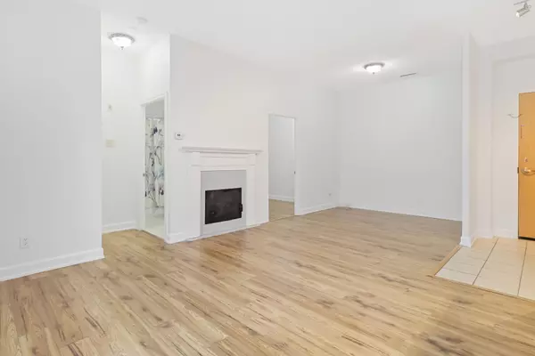 Brampton, ON L6P 1B7,7 Daypring CIR #103