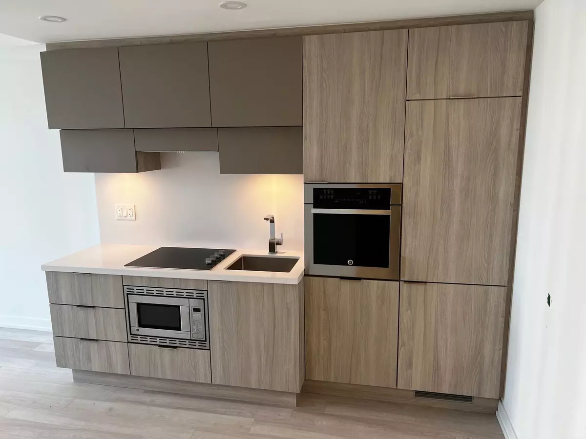 Toronto C10, ON M4P 0G1,39 Roehampton AVE #1610