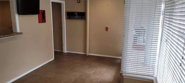 Bonham, TX 75418,417 N Main Street #1