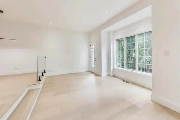 Toronto C01, ON M6J 1C1,23 Mitchell AVE