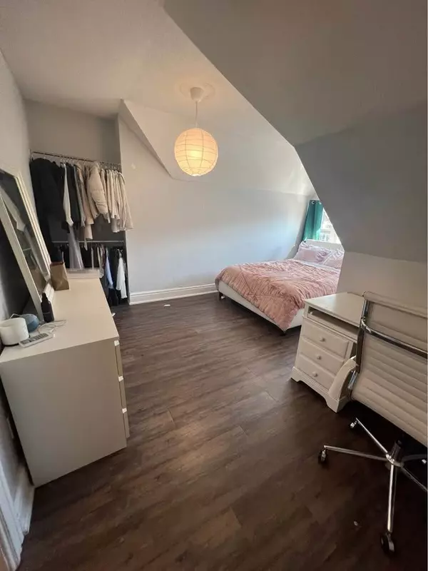 Toronto C01, ON M5T 2S3,2- 244 Bathurst ST