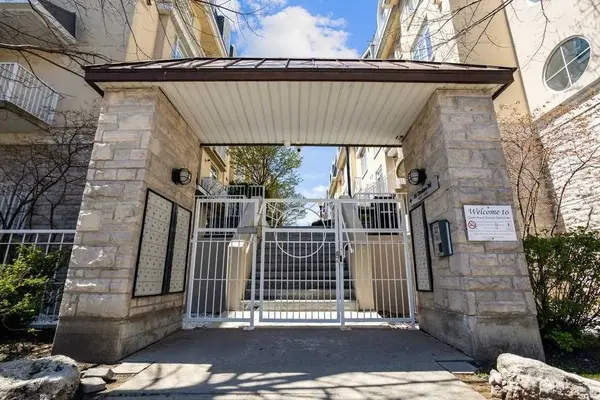 32 Stadium RD #332, Toronto C01, ON M5V 3P4