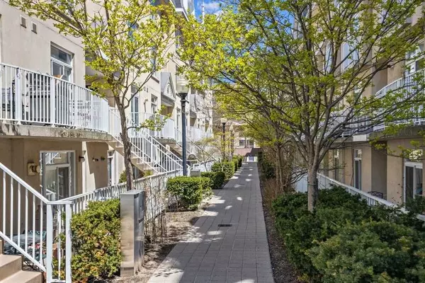 Toronto C01, ON M5V 3P4,32 Stadium RD #332