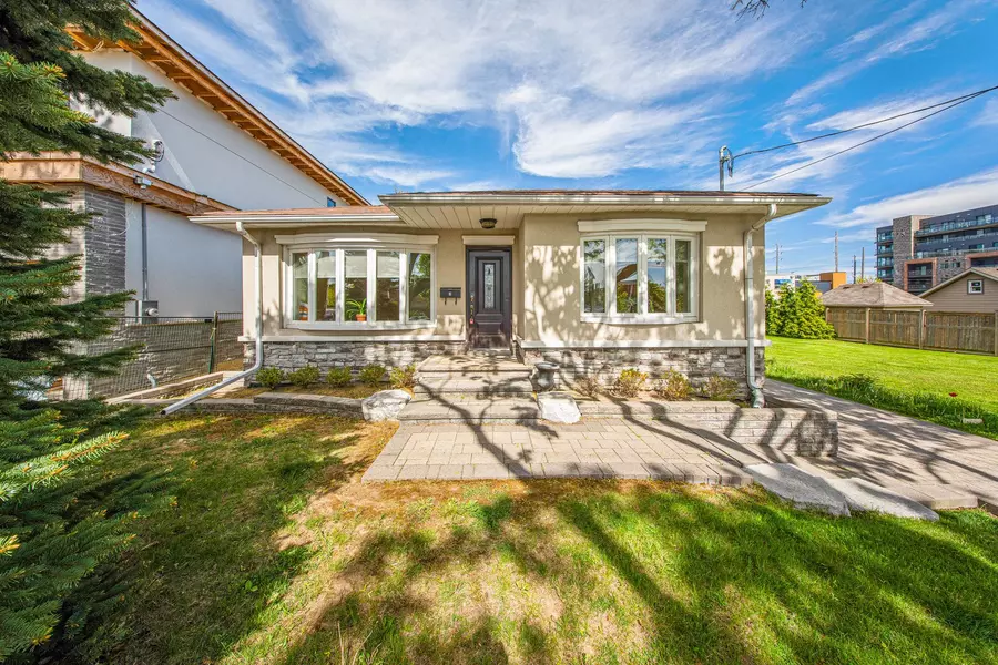 3 Orianna DR, Toronto W06, ON M8W 4M8