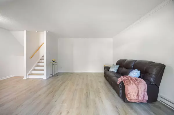 Aurora, ON L4G 3M2,242 Milestone CRES