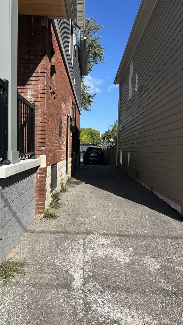 Toronto W06, ON M8V 2Y1,83 Third ST