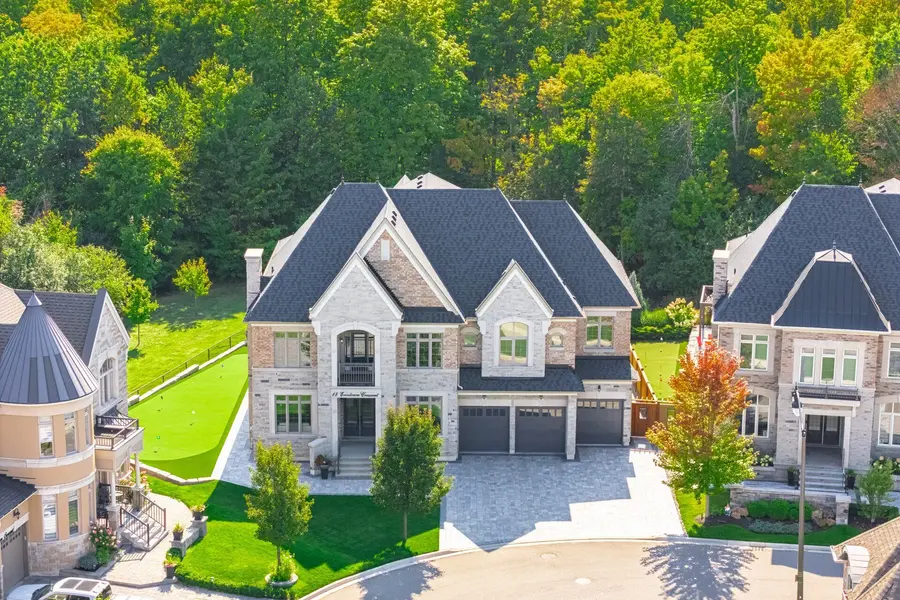 18 Erintown CRES, Brampton, ON L6P 4H2