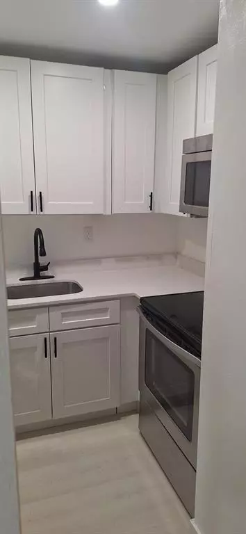 Hialeah, FL 33012,1305 W 46th St #125