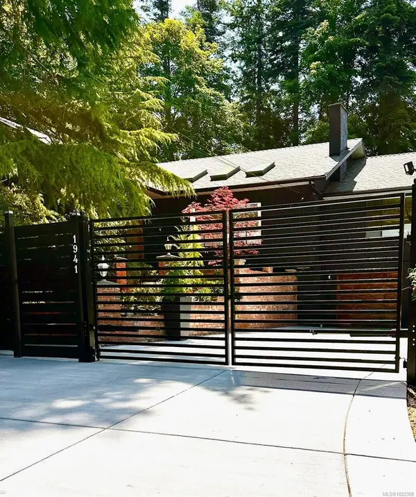 Saanich, BC V8N 3A3,1941 Appleton Pl