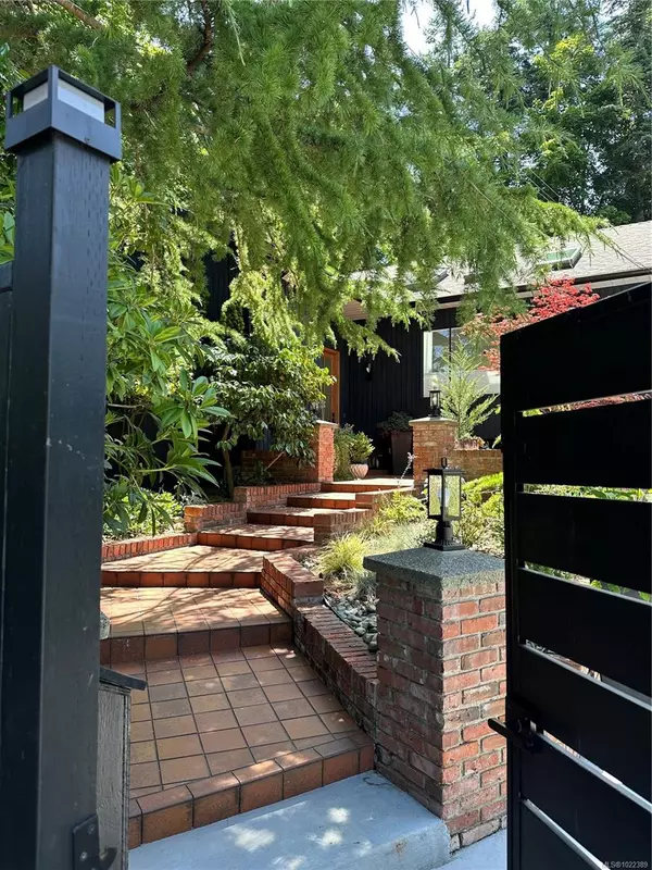 Saanich, BC V8N 3A3,1941 Appleton Pl