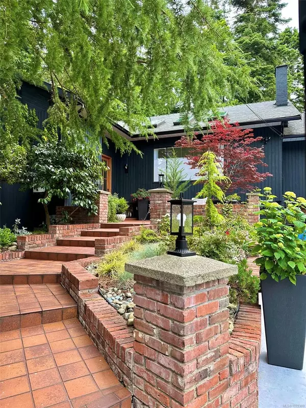 Saanich, BC V8N 3A3,1941 Appleton Pl