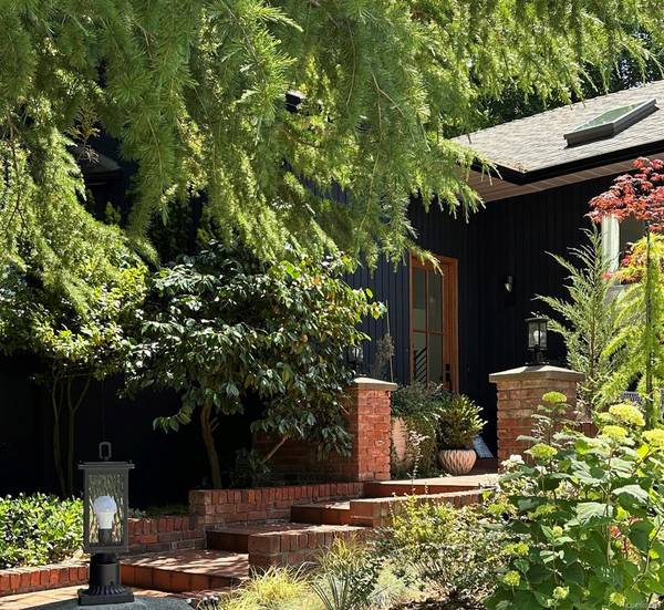 1941 Appleton Pl, Saanich, BC V8N 3A3