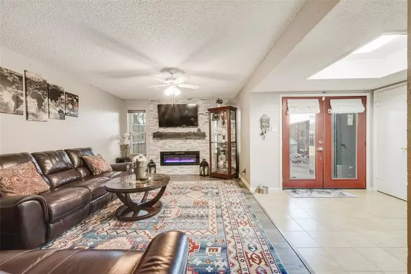 Richardson, TX 75081,527 Towne House Lane