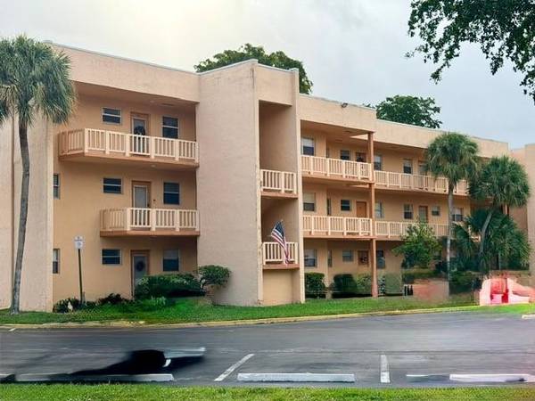 8390 LAGOS DE CAMPO BL #305, Tamarac, FL 33321