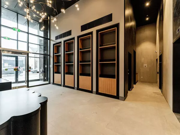 Toronto C01, ON M5T 1W6,195 McCaul ST #313