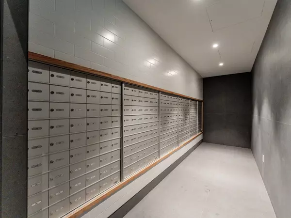 Toronto C01, ON M5T 1W6,195 McCaul ST #313