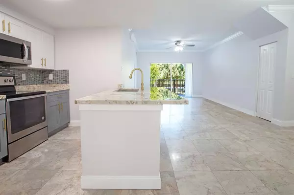 Coral Springs, FL 33067,5860 W Sample Rd #204