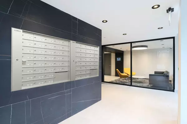 Toronto C02, ON M5R 2W9,11 Walmer RD #403