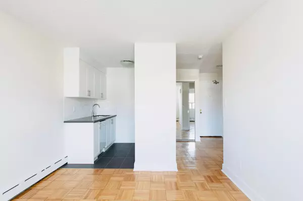 Toronto C03, ON M5P 2K8,990 Avenue RD #206