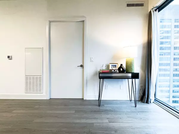 Toronto C02, ON M4W 0B6,8 Cumberland ST #3104