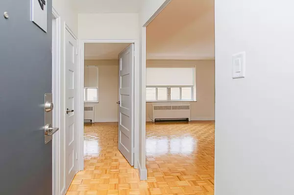 Toronto C11, ON M4G 2Z9,1291 Bayview AVE N #301